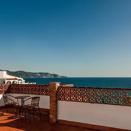 A Un Paso De Peatonal Del Balcon De Europa
